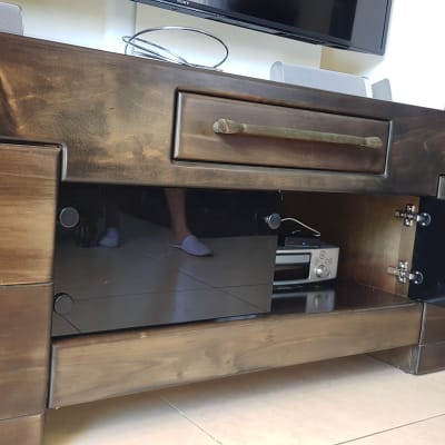 דלת זכוכית שחורה בארון עץ פתוח