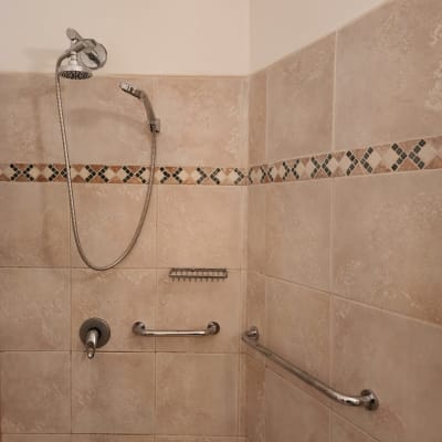 מקלחת עם ראש טוש ומעקות מתכת