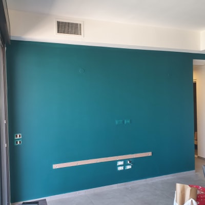 קיר צבוע בכחול כהה עם שקיות וציוד צביעה