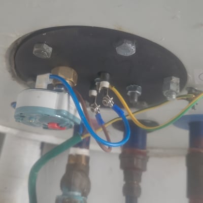 חיבורים חשמליים וצנרת בדוד שמש