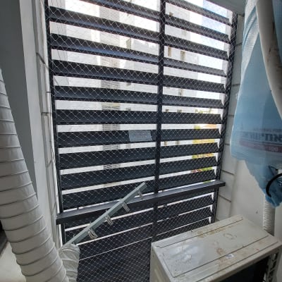 רשת מתכת מותקנת על חלון למניעת כניסת יונים