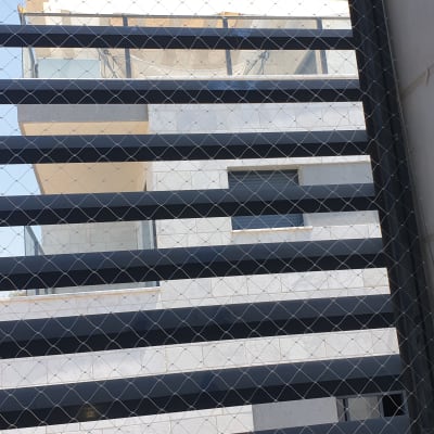 רשת מתכת על חלון למניעת כניסת יונים