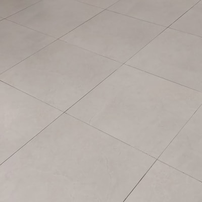 רצפה נקייה עם כתם מים קטן