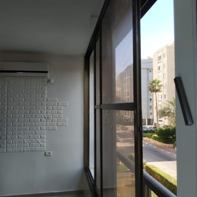 קיר לבנים לבן עם מזגן מותקן מעליו