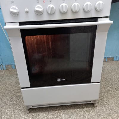 תנור אפייה לבן עם כפתורי שליטה