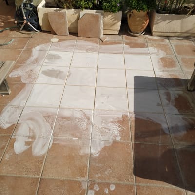 רצפה מרוצפת עם חומר איטום לבן על האריחים