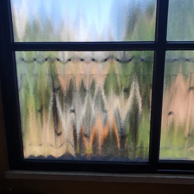 זכוכית מחוספסת עם נוף מטושטש ברקע