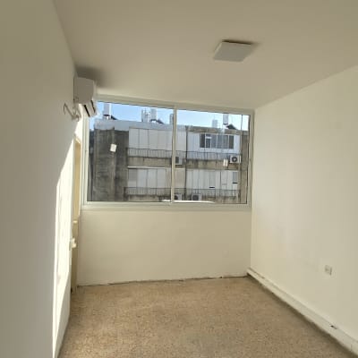 חלון אלומיניום גדול עם נוף לבניינים חיצוניים