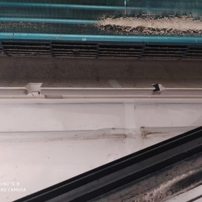 מסנן מזגן מלוכלך עם אבק ולכלוך