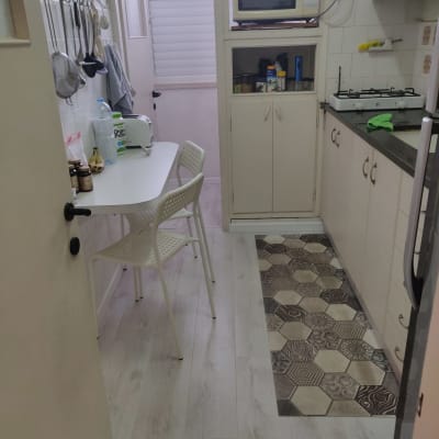 רצפת פרקט בהירה עם שטיחון משושים מעוצב