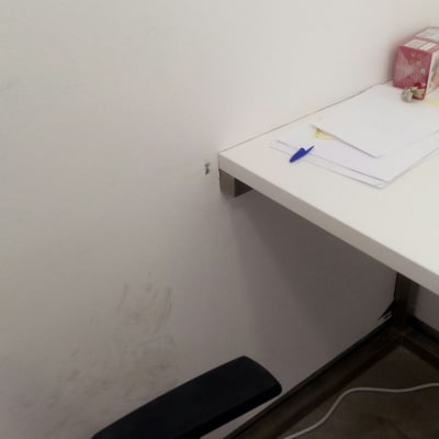 שולחן לבן עם ניירות ועט כחול