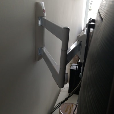 זרוע מתכווננת לטלוויזיה מותקנת על קיר