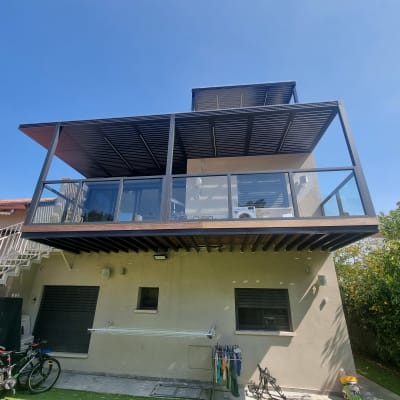 מרפסת אלומיניום עם מעקה זכוכית וגג מתכת