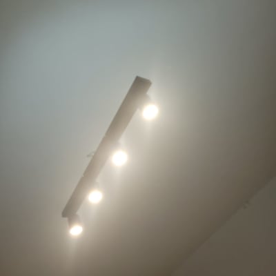 תאורת תקרה עם ארבעה פנסים דולקים