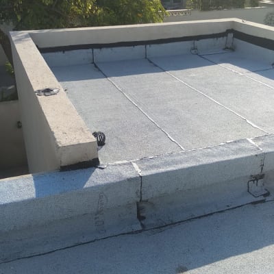 גג אטום עם יריעות ביטומניות ואיטום זפת