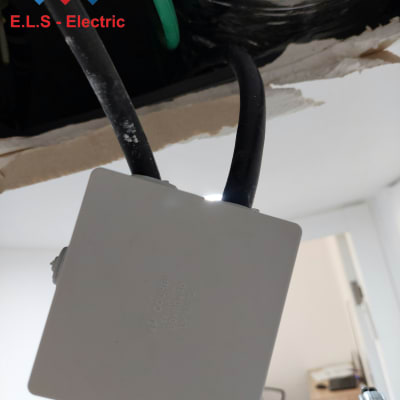 קופסת חיבורים חשמלית עם כבלים מחוברים