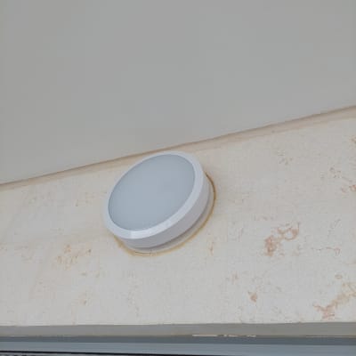 מנורת קיר עגולה מותקנת על קיר חיצוני