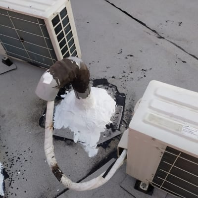 צינור אטום בחומר לבן על גג