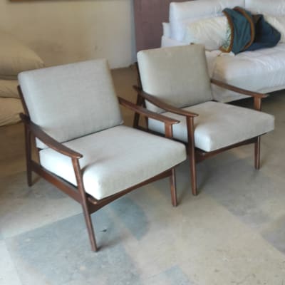 שני כיסאות מרופדים עם מסגרת עץ