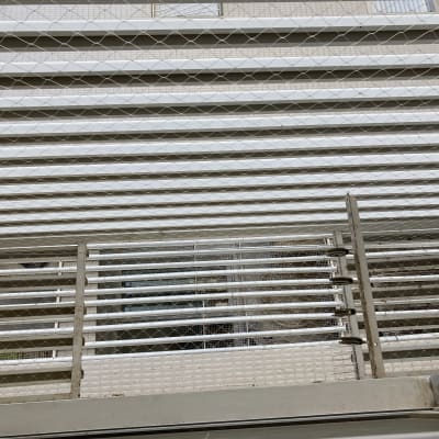 רשת מתוחה למניעת כניסת יונים במרפסת