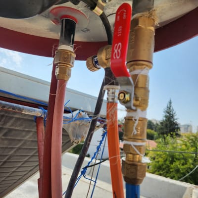 צנרת ומחברים של דוד שמש על גג