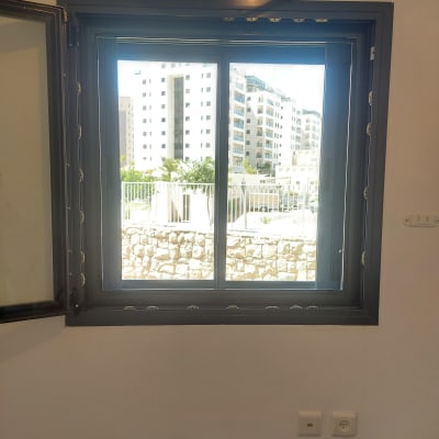 חלון אלומיניום עם מסגרת כהה