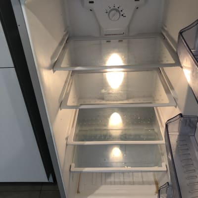 מקרר ריק עם מדפים נקיים ותאורה פנימית