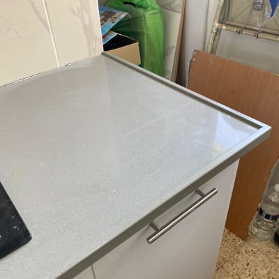 משטח שיש אפור במטבח עם כיריים