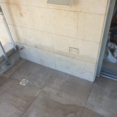 רצפה אטומה עם ניקוז, קיר אבן ושקע חשמלי