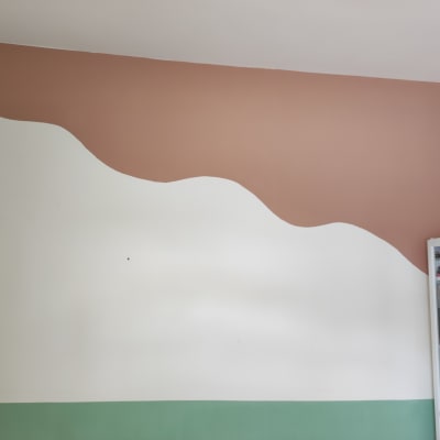 קיר צבוע בשלושה צבעים: חום, לבן וירוק