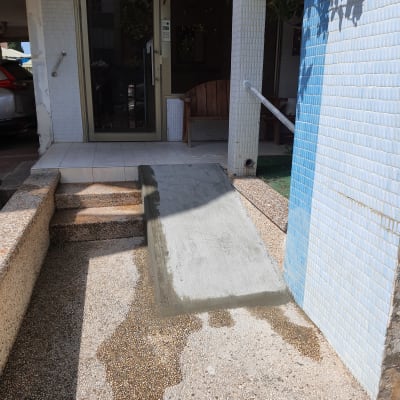 רמפה בטון חדשה עם סימני רטיבות