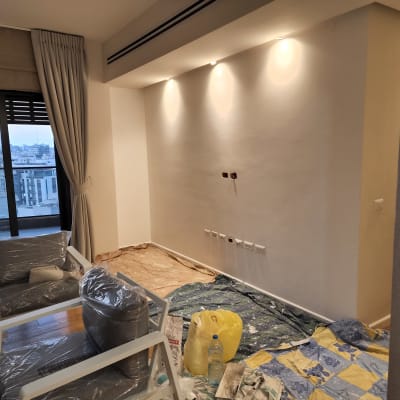 קיר צבוע עם יריעות מגן על הרצפה