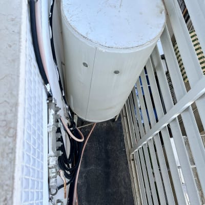 דוד שמש לבן עם צינורות מחוברים על גג