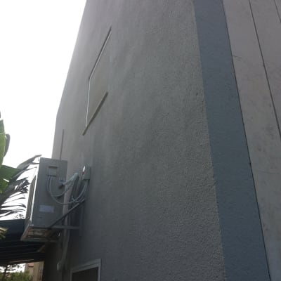 יחידת מיזוג אוויר מותקנת על קיר חיצוני