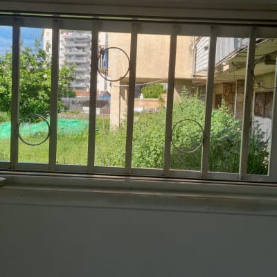 סורגי אלומיניום עם עיגולים בחלון