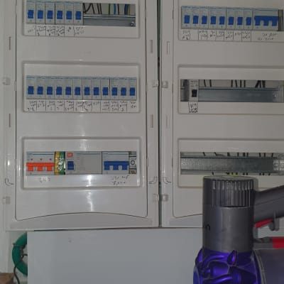 לוח חשמל עם מפסקים וכבלים ירוקים