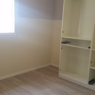 חדר עם רצפת פרקט עץ בהירה