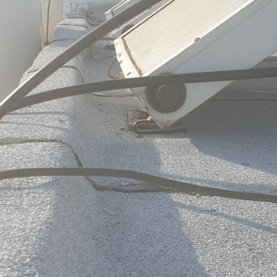 כבלים על גג עם איטום סדוק