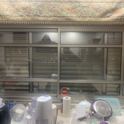 חלון עם תריסים סגורים מאחורי זכוכית