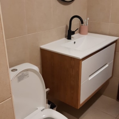 שירותים עם כיור חדש וברז שחור