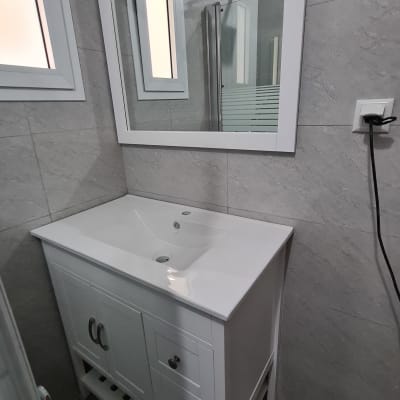 ארון אמבטיה לבן עם כיור ומראה