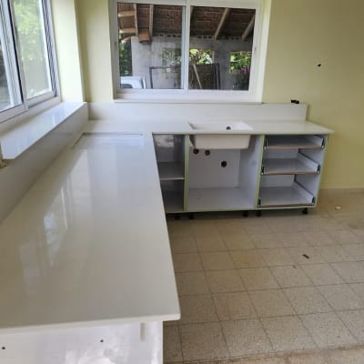 משטח עבודה לבן עם כיור ומדפים פתוחים