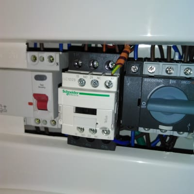 לוח חשמל עם מפסקים וחוטים צבעוניים