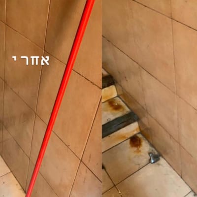 מגב אדום על רצפה נקייה ליד קיר