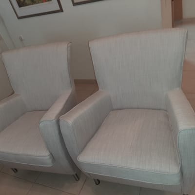 שני כורסאות מרופדות בבד אפור בהיר