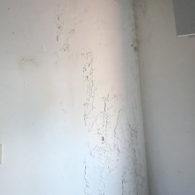 קיר עם סדקים ותיקוני איטום נראים