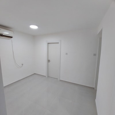 חדר ריק עם רצפת אריחים ודלת חדשה