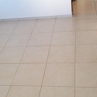 רצפה נקייה עם אריחים בהירים