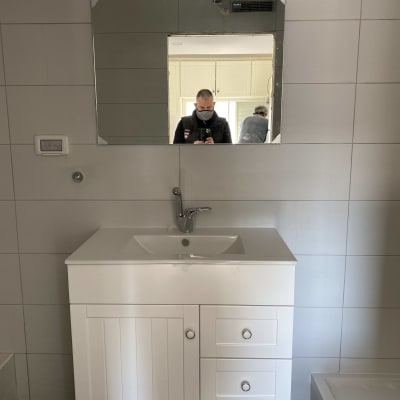 ארון אמבטיה לבן עם כיור וברז מותקן