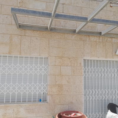 שני פנסי תאורה מותקנים על קיר אבן חיצוני